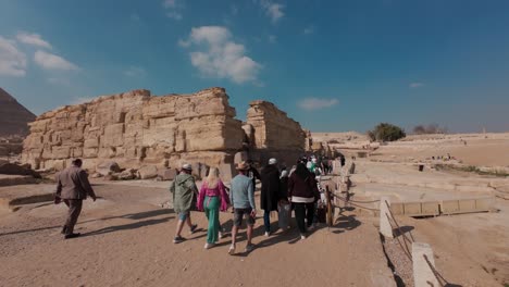 Los-Turistas-Caminan-Hasta-La-Entrada-De-Las-Ruinas-Del-Templo-De-La-Esfinge.