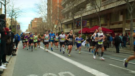 Barcelona-Marathonläufer-Wird-Von-Einer-Menschenmenge-Begrüßt,-Die-Die-Einheit-In-Der-Nähe-Der-Sagrada-Familia-Feiert