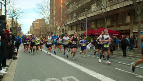 Corredor-De-Maratón-De-Barcelona-Recibido-Por-Una-Multitud-Que-Celebraba-La-Unidad-Cerca-De-La-Sagrada-Familia