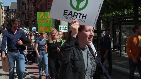 Los-Protectores-De-La-Tierra-Firman-En-Una-Manifestación-De-Protesta-Climática,-Una-Chica-Con-Megáfono