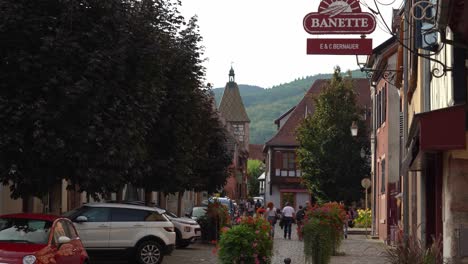 Stadt-Bergheim-Besucher-Gehen-In-Den-Straßen-Des-Dorfes