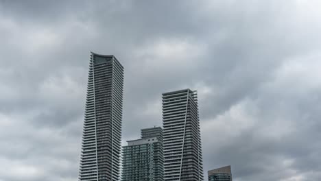 Timelapse-De-Nubes-Moviéndose-Detrás-De-Los-Edificios-De-Condominios-En-Parklawn,-Barrio,-Toronto,-Canadá.