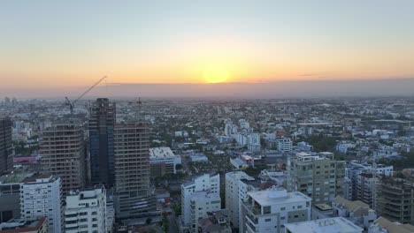 Sonnenuntergang-über-Der-Stadtlandschaft-Mit-Hochhäusern-In-Santo-Domingo,-Dominikanische-Republik