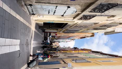 Menschen,-Auto-Und-Motorroller-In-Der-Gasse-In-Le-Panier-In-Marseille,-Vertikal