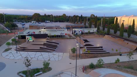 Diseño-Urbano-Del-Skatepark-Para-Deportes-Extremos,-Adornado-Con-Rampas,-Rieles-Y-Cuencos.