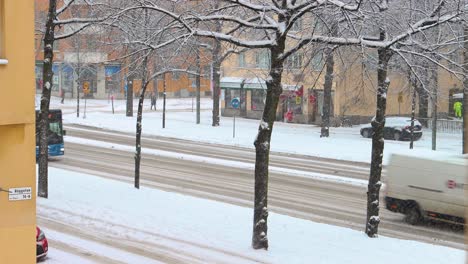 Tráfico-De-Autobuses,-Automóviles-Y-Peatones-En-Una-Calle-Nevada-En-Invierno,-Estocolmo