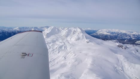 Punta-De-Ala-De-Avión-De-Pistón-De-Un-Solo-Motor-Volando-Sobre-Montañas-Nevadas