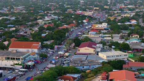 Das-Licht-Der-Dämmerung-Breitet-Sich-Aus,-Als-Der-Große-Karnevalsmarsch-Für-Einen-Unterhaltsamen-Tag-Auf-Curaçao-Beginnt