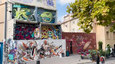 Graffiti-Straßenkunst-Auf-Einem-Gebäude-Im-Viertel-Le-Panier-In-Marseille