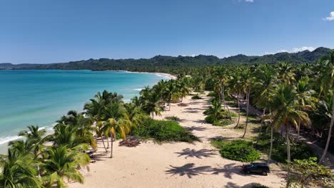 Aerial-descending-over-stunning-Caribbean-beach-on-sunny-day,-Dominican-Republic