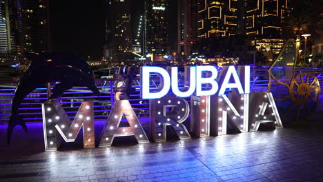 Dubai-Marina-Schild-In-Der-Nacht