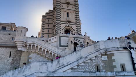 Gente-En-Las-Escaleras-De-La-Iglesia-De-Notre-Dame-De-La-Garde-En-Marsella