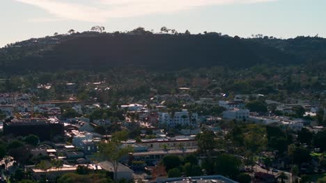 Drohnenaufnahme-Der-Innenstadt-Von-Santa-Barbara-Bei-Sonnenuntergang