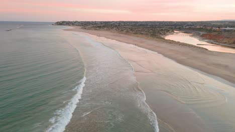 Drohnenaufnahme-Der-Mündung-Und-Des-Strandes-Von-Port-Noarlunga-Bei-Sonnenaufgang-In-Südaustralien