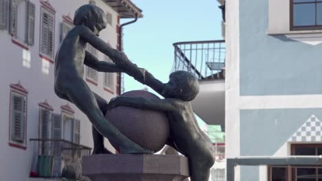 Bronze-Skulptur-Von-Hermann-Josef-Runggaldier-Auf-Dem-Brunnen-Auf-Dem-Antoniusplatz-In-Der-Innenstadt-Von-St.