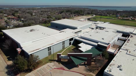 Dies-Ist-Ein-Luftbildvideo-Der-Lake-Dallas-Middle-School-In-Lake-Dallas,-Texas