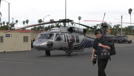 Blackhawk-Hubschrauber-Landet-Auf-Einem-Grundstück