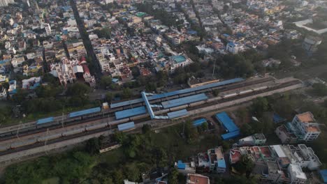 Toma-Aérea-De-Un-Dron-De-La-Estación-De-Tren-De-Pondicherry,-India,-Llena-De-Edificios