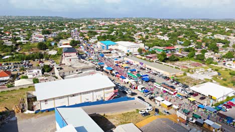 órbita-Panorámica-Sobre-La-Gran-Marcha-Del-Carnaval-Que-Bordea-Las-Calles-De-Curacao-Al-Mediodía-Para-Las-Festividades