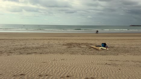 El-Ambiente-Tranquilo-A-Lo-Largo-De-La-Costa-Española,-Donde-La-Gente-Camina-Tranquilamente-Por-La-Orilla,-Personifica-El-Espíritu-De-Ocio-Y-Rejuvenecimiento.