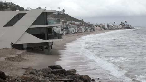 Casas-En-Malibu-Beach-En-Malibu,-California,-En-El-Océano-Pacífico,-Con-Vídeo-Panorámico-De-Derecha-A-Izquierda.