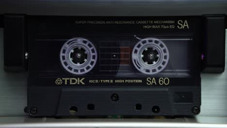 Insertar-Y-Reproducir-Cintas-De-Audio-Tdk-En-El-Reproductor-De-Deck,-Cerrar