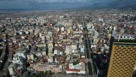 Los-Barrios-De-Tirana:-Evolución-Urbana-Que-Rodea-El-Centro-De-La-Capital-De-Albania,-Reflejando-El-Crecimiento-Dinámico-Y-La-Transformación-De-La-Ciudad.