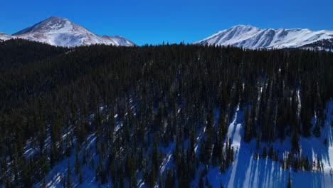 Boreas-Bergpass-Breckenridge-Colorado-Luftdrohne-Filmisch-Hinterland-Sonnig-Blau-Klarer-Himmel-North-Fork-Tiger-Road-Kahl-Rocky-Mountain-National-Forest-Winter-Frischer-Schnee-Schneemobil-Vorwärtsbewegung