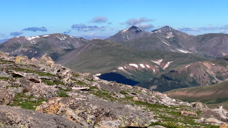 Gipfel-Des-Mount-Evans,-Blauer-Himmel,-Fourteener,-Hohe-Erhebung,-Bergsteigen,-Wanderung,-Wanderabenteuer,-Rocky-Mountains,-Kontinentale-Wasserscheide,-Sommer,-Sonnig,-Blauer-Vogel,-Hohe-Erhebung,-Langsam-Nach-Rechts-Schwenken