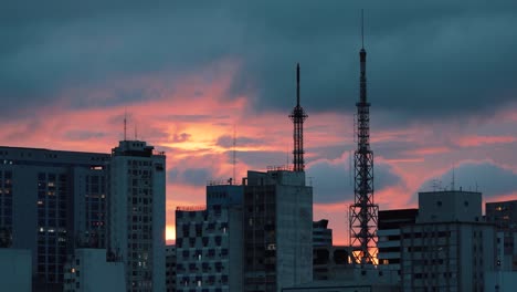 Kommunikationsantennen-Bei-Sonnenuntergang-Breit