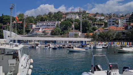 Hafen-Von-Herceg-Novi,-Montenegro,-Marina-Und-Festgemachte-Boote,-Panorama
