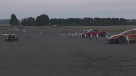 Toma-Estática-De-Un-átomo-Aéreo-Dirigiéndose-A-Un-Circuito-De-Carreras.