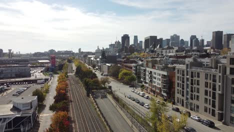 Luftaufnahme-Der-Stadtlandschaft-Von-Montreal-Mit-Modernem-Wolkenkratzer-An-Einem-Sonnigen-Sommertag-In-Quebec,-Kanada