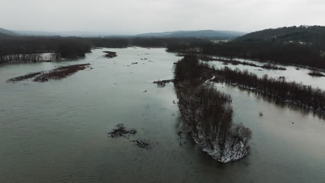 Friedliche-Landschaft-Des-Lake-Sequoyah-An-Bewölkten-Tagen-In-Arkansas,-USA