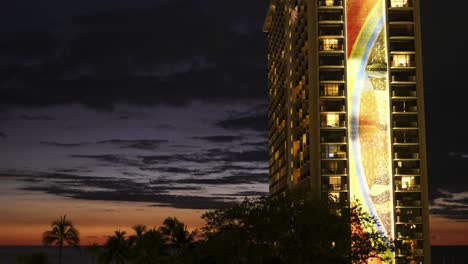 Das-Hotel-Wird-Nach-Einem-Atemberaubenden-Hawaiianischen-Sonnenuntergang-Beleuchtet,-Während-Die-Gäste-Ihre-Zimmer-Beziehen