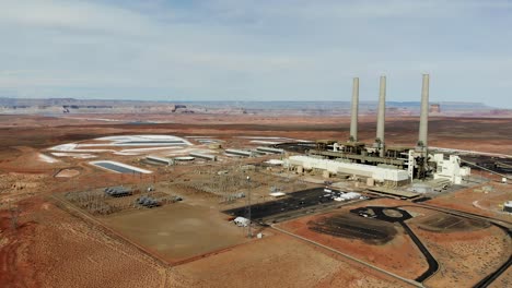 Una-Toma-De-Drone-De-La-“estación-Generadora-Navajo”,-Una-Enorme-Planta-De-Energía-Alimentada-Con-Carbón-Y-Un-Complejo-Industrial-Con-Altas-Chimeneas,-En-Medio-Del-Desierto-De-La-Nación-Navajo,-Ubicada-Cerca-De-Page,-Arizona