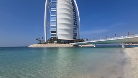 Burj-Al-Arab,-Wahrzeichen-Am-Wasser-Von-Dubai,-Vereinigte-Arabische-Emirate,-Nach-Oben-Kippen