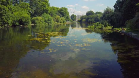 still-capture-of-a-peaceful-st-James's-park-lake-with-ripples-on-the-water's-surface