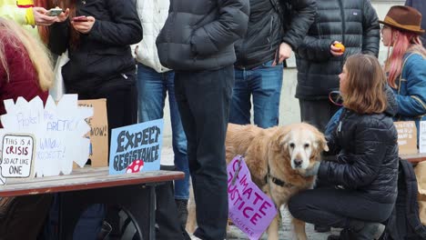 La-Activista-Climática-Greta-Thunberg-Acaricia-A-Un-Perro-En-Una-Manifestación,-Vista-Cercana