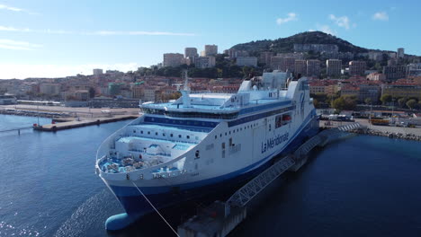 Enorme-Ferry-De-La-Sud-En-Ajaccio,-Francia