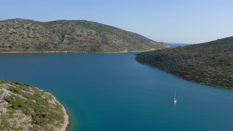 Luftaufnahme:-Flug-In-Richtung-Der-Einfahrt-Zur-Planitis-Bucht-Auf-Der-Insel-Kira-Panagia,-Sporaden,-Griechenland