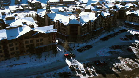 Vista-Aérea-De-Empalizadas,-Antigua-Villa-Olímpica,-Famosa-Estación-De-Esquí-De-Lake-Tahoe,-Disparo-De-Drone