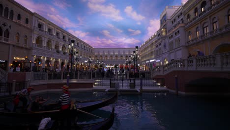 Weitwinkel-Innenansicht-Der-Mall-Im-Venetian-Mit-Gondeln-Und-Bemaltem-Himmel,-Las-Vegas