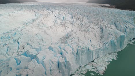 Imágenes-Tomadas-Con-Drones-En-Primer-Plano-En-Perito-Moreno,-El-Glaciar-Más-Emblemático-Del-Mundo.