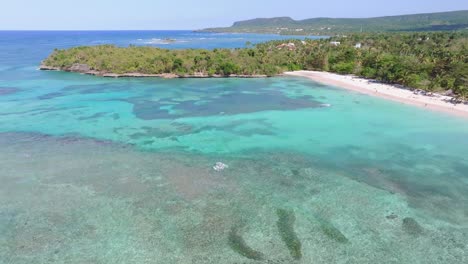 Playa-La-Playita-Con-Aguas-Poco-Profundas-Y-Transparentes,-Las-Galeras-En-La-Península-De-Samaná,-República-Dominicana