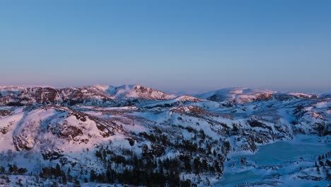 Montañas-Nevadas-En-Bessaker-Durante-La-Puesta-De-Sol-En-Noruega---Retroceso-Aéreo