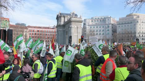 Miles-De-Agricultores-Españoles-Y-Sindicatos-Agrícolas-Bloquean-Las-Carreteras-Mientras-Se-Reúnen-En-La-Puerta-De-Alcalá-En-Madrid-Para-Protestar-Contra-La-Competencia-Desleal,-Las-Políticas-Agrícolas-Y-Gubernamentales.