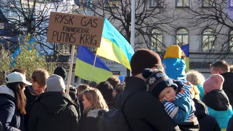 Vater-Hält-Baby-Neben-Ukrainischer-Flagge-Bei-Kundgebung-Gegen-Russland-Krieg