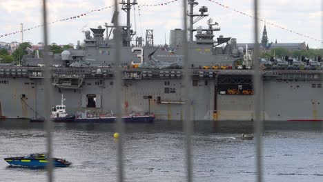 Schlachtschiff-Uss-Kearsarge-Und-Andere-Boote-Durch-Metallstangen-Gesehen