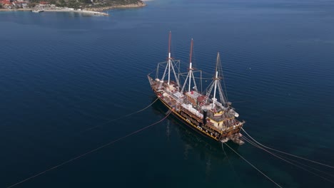 Vista-Aérea-De-Una-Imitación-De-Barco-Pirata-Para-Cruceros-En-Chalidiki,-Lagonisi,-Grecia.